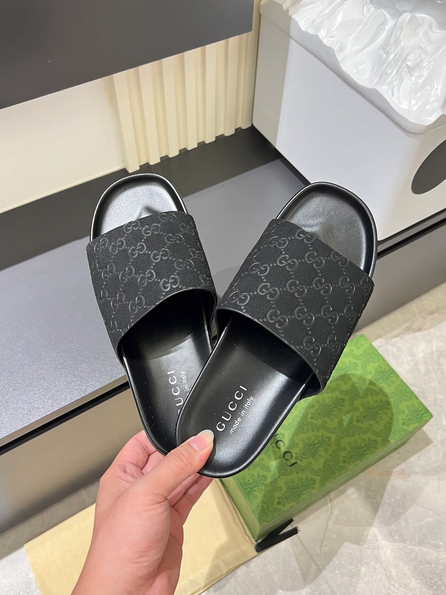Men's Men's Shoes 💰p320 "GUCC＊" These slippers are made of GG polyester and feature a Gucci label on the front, adding a bold logo feel to the style. "Gucci Made in Italy" stamped label Rubber sole. Size 38-44
